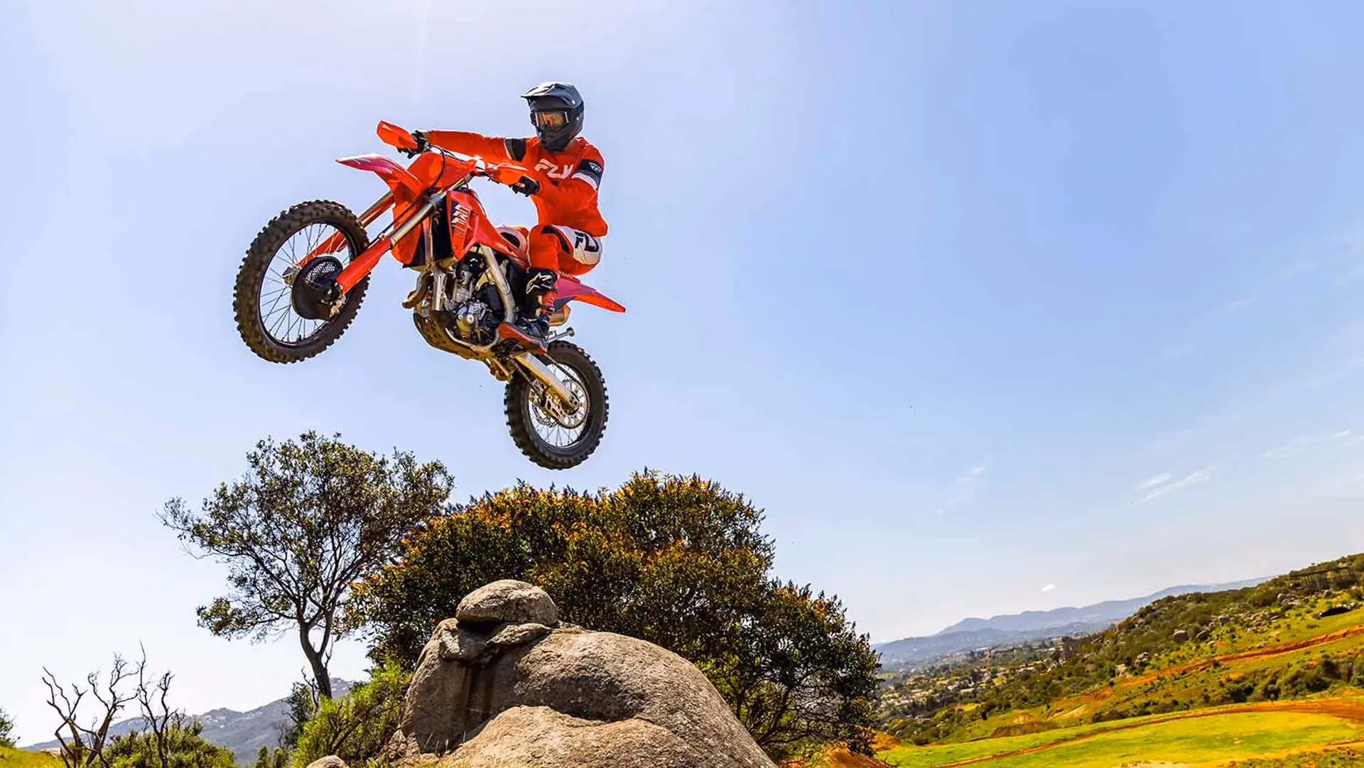 CRF 250R executando salto em pista off-road - 6 de 7