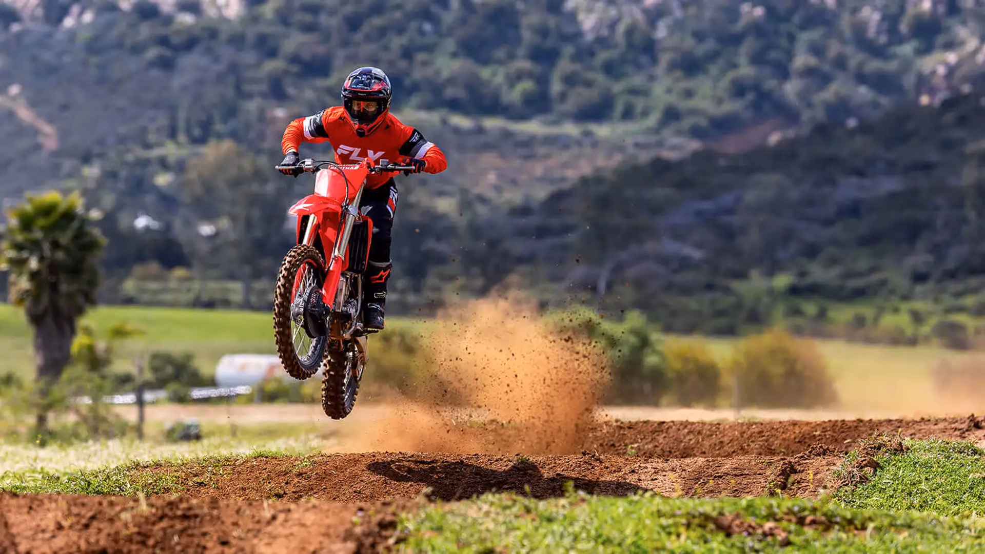 Honda CRF 450R sendo pilotada em pista de terra - 7 de 12