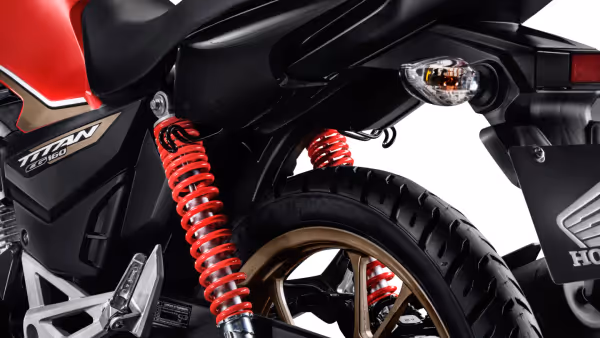 Moto Honda Nova Cg Comemorativa Vermelha Visao Close Lateral Trazeira Inferior Esquerda