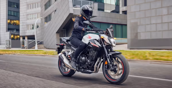 Hornet 500 em ambiente urbano, vista lateral