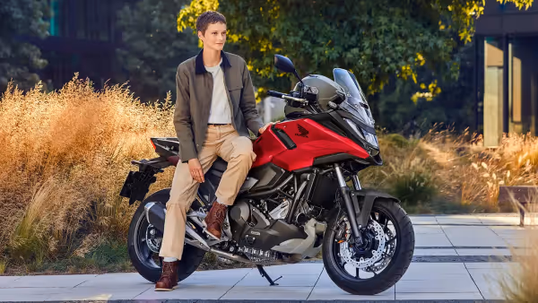 Mulher apoiada na NC 750X