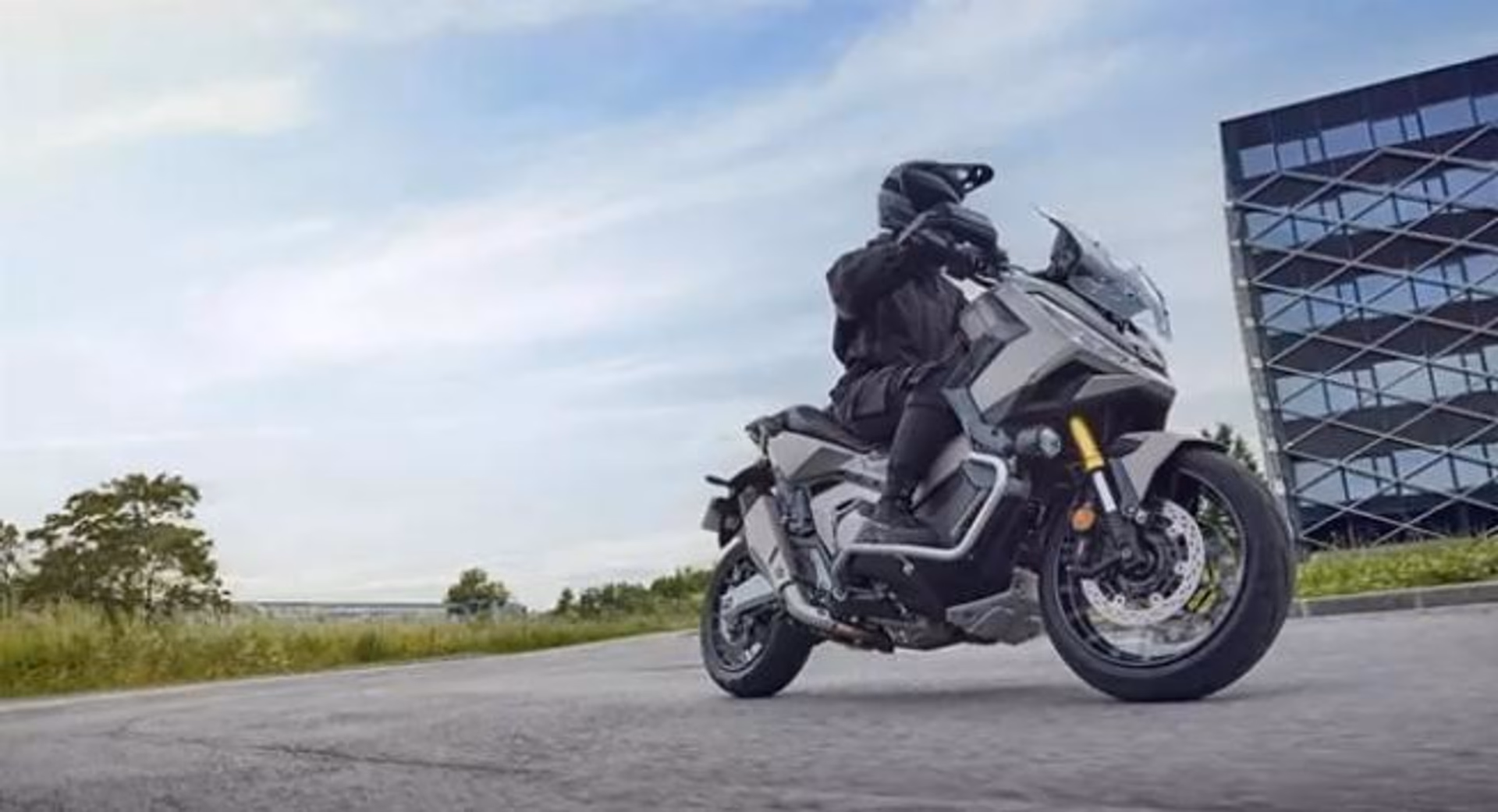 Honda X-ADV 2025 vista lateral em destaque - 2 de 6