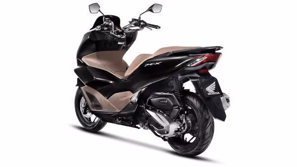 PCX na cor preto metálico, vista traseira e lateral esquerda